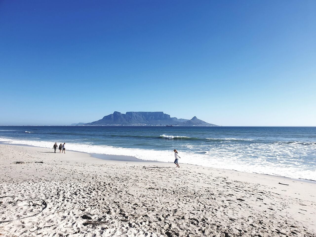 Best beaches in Cape Town, Clifton Beach Cape Town, Camps Bay Beach, Muizenberg surfing, Bloubergstrand Table Mountain view, Cape Town beach guide, Surf beaches Cape Town, Cape Town coastal attractions, Kitesurfing Bloubergstrand, Atlantic Seaboard beaches